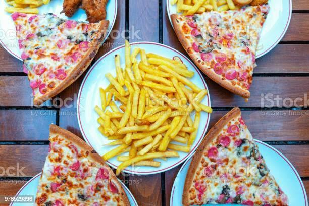 Patates kızartması en çok hangisiyle güzel bir ikili olur? Pizza mı hamburger mi?