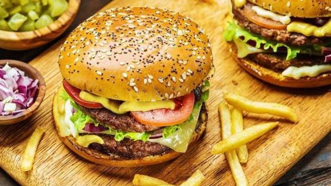 Patates kızartması en çok hangisiyle güzel bir ikili olur? Pizza mı hamburger mi?