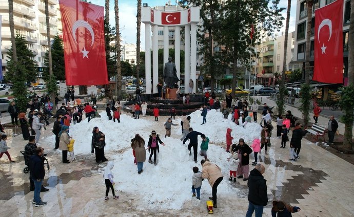 Antalyanın Kumluca ilçesinde çocuklar yüksek kesimlerden kamyonlarla getirilen karda eğlendi. Yaşadığınız yere kar yağdı mı?