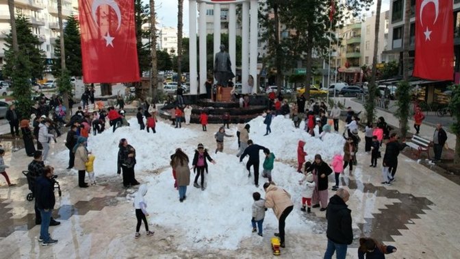 Antalya'nın Kumluca ilçesinde çocuklar yüksek kesimlerden kamyonlarla getirilen karda eğlendi. Yaşadığınız yere kar yağdı mı?