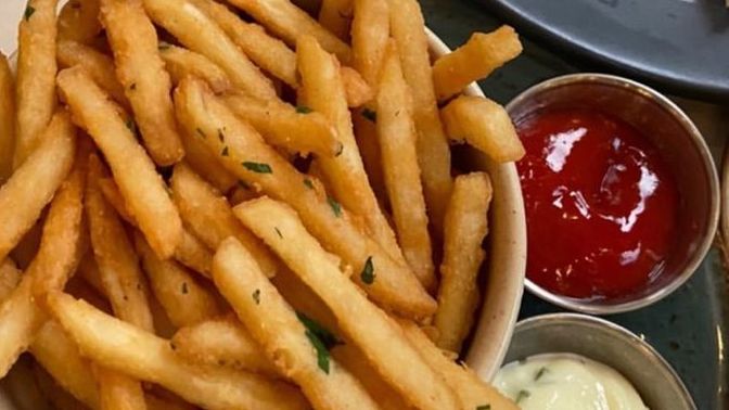 Patates kızartmasını elinizle mi yersiniz, çatalla mı?