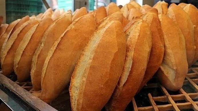 Fırından yeni çıkmış ekmeğin ucunu yemeden eve götüren var mı?