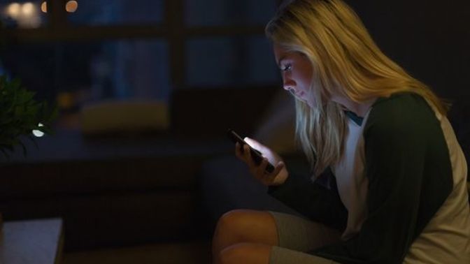 Eski sevgilim beni telefondan rahatsız ediyor 7/24 arıyor, derdi aşk değil. Ne yapmalıyım?