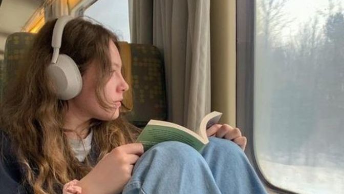 Uzun yolculukta müzik dinlemeyi mi yoksa kitap okumayı mı daha çok seversin?