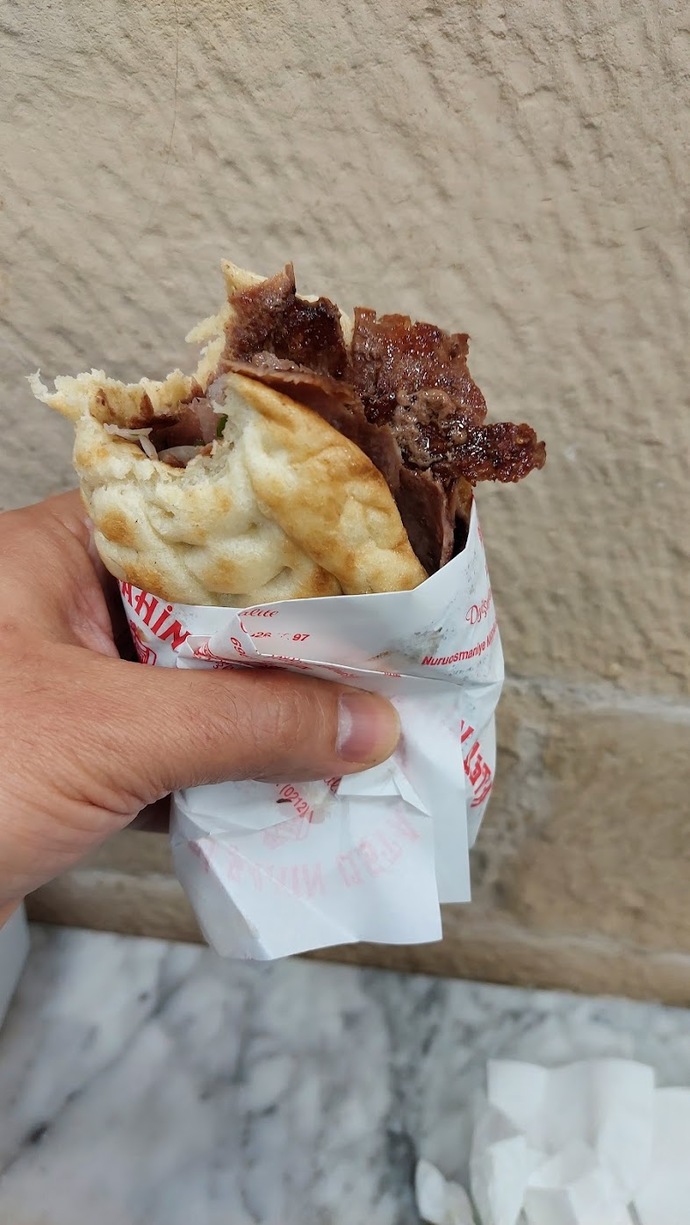 Dönerin keyfi en iyi tabakta servis yiyerek mi çıkar, ekmek arası dürüm yiyerek mi?
