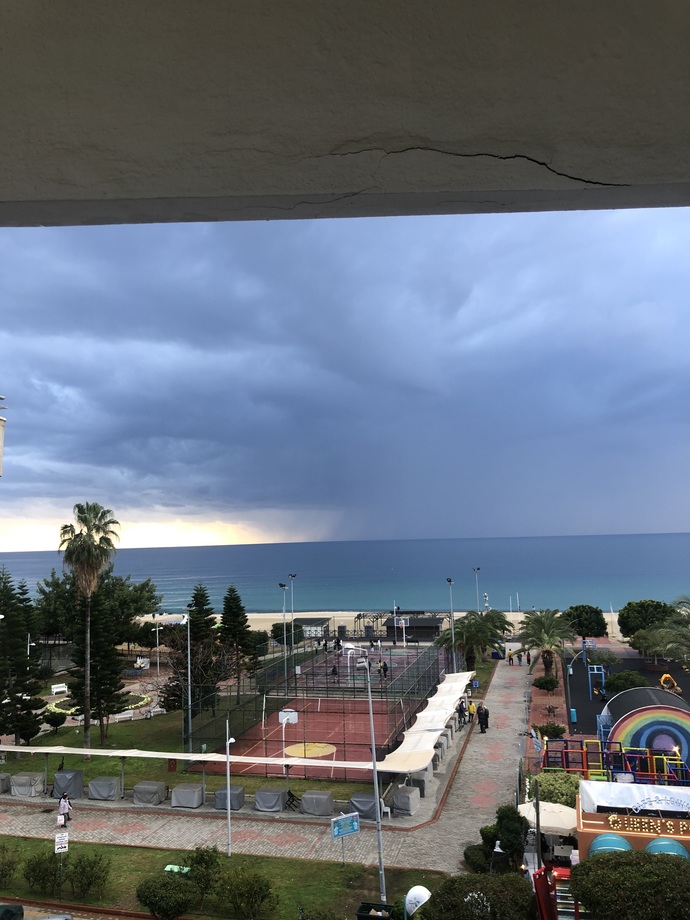 Balkondan yağmurun gelişini heyecanla bekliyorum