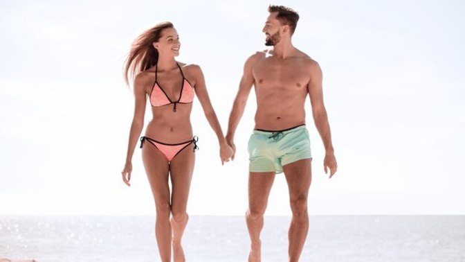 Bikinili sevgilisiyle plajda el ele gezen erkek var mı?