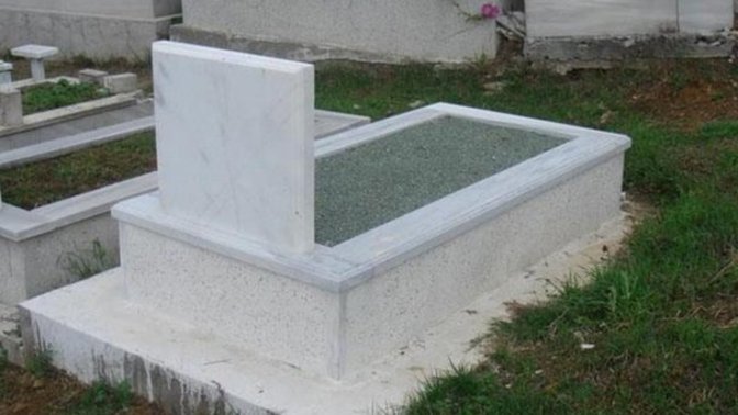Biri doğum gününde mezar taşı alsa ne tepki verirsin?