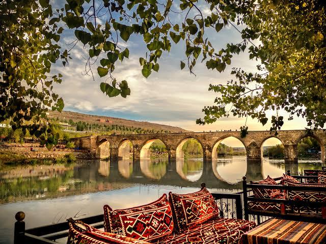 Sizce Türkiyeye gelen bir turist nereye giderse tatili mükemmel geçer?