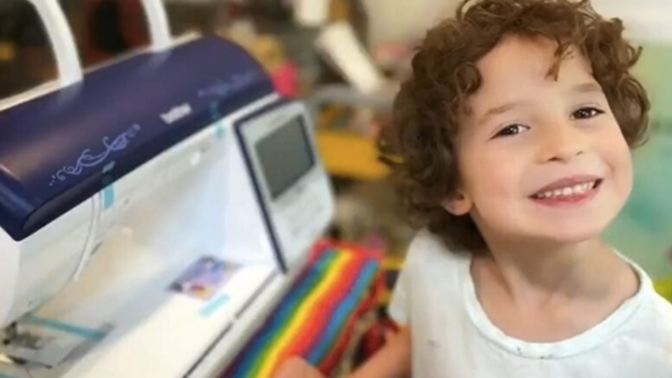 7 yaşındaki moda tasarımcısı Max, sosyal medyanın gündeminde. Sen 7 yaşında ne yapıyordun?