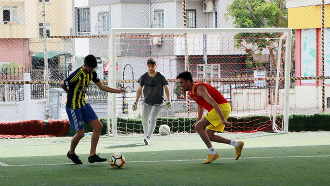 Erkeklerin halı saha maçı spor mudur, kaçamak mı?
