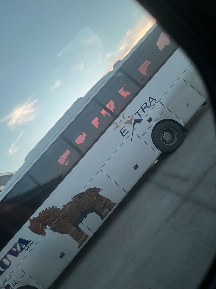 Otobüsün önüne atlayıp olay çıkartsam tüm seferleri iptal ederler mi acaba 🥹