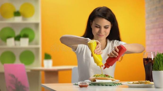 Ketçap ve mayonezi eksik etmeyeceksin dediğin bir yemek var mı?