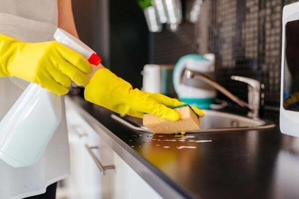 Siyah renk yüzeyler daha mı kolay tozlanır?