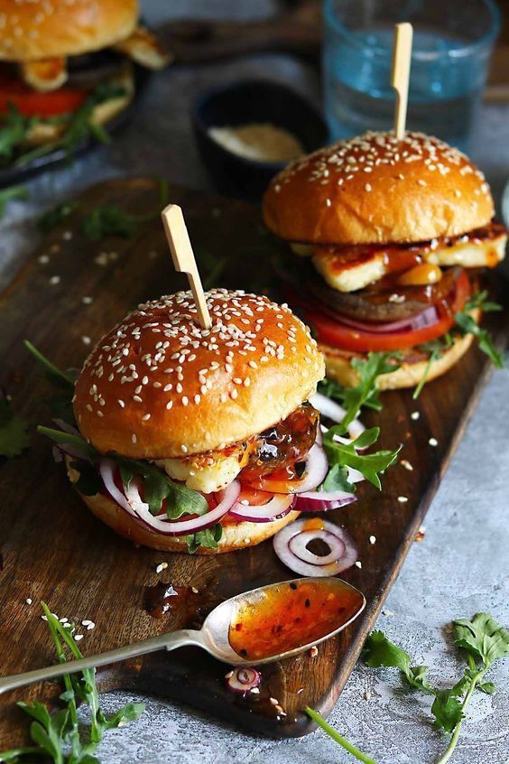⭐Hamburger, sandviç ve salatalara çiğ olarak en çok yakışan soğan olan mor soğanı nasıl tüketirsiniz⭐?