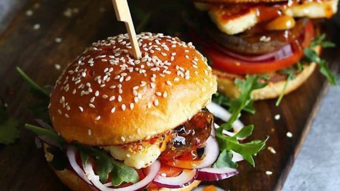 ⭐Hamburger, sandviç ve salatalara çiğ olarak en çok yakışan soğan olan mor soğanı nasıl tüketirsiniz⭐?