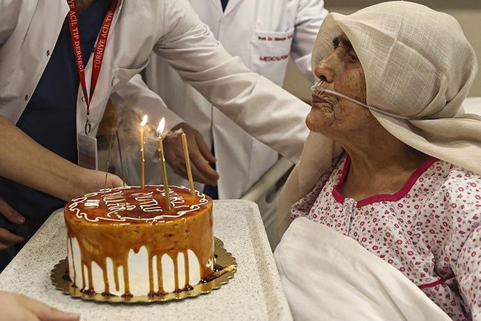 Adıyamanda depreme yakalanıp enkazdan kurtarılan Hatice Nine, 111. yaşını pasta keserek kutladı. Ninemize nice sağlıklı yıllar diyelim mi?