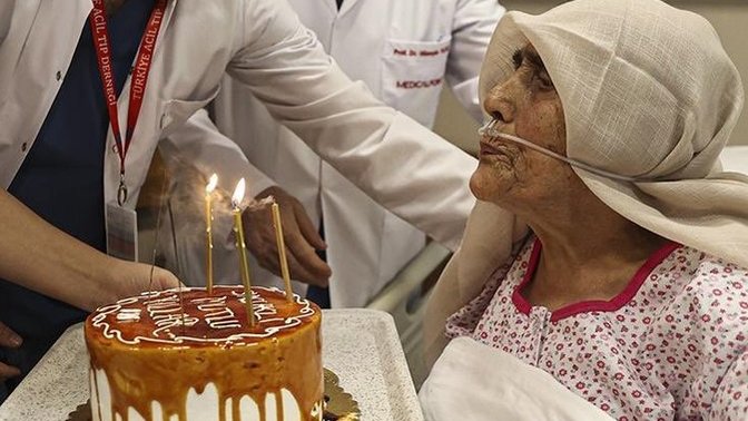 Adıyaman'da depreme yakalanıp enkazdan kurtarılan Hatice Nine, 111. yaşını pasta keserek kutladı. Ninemize nice sağlıklı yıllar diyelim mi?