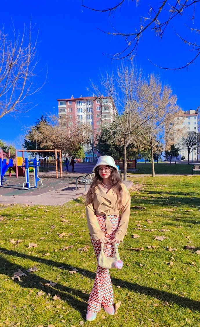Bu İspanyol paça taytların modası geçer mi?