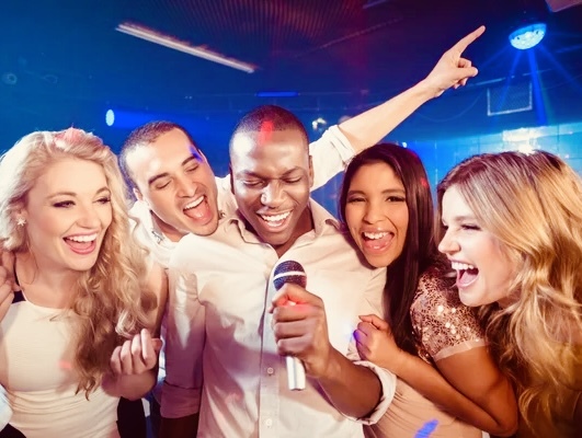 Kiminle hangi karaoke şarkıyı söylemen gerektiğini söyleyelim mi 🎤🎉?