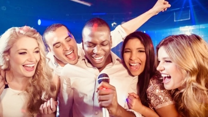 Kiminle hangi karaoke şarkıyı söylemen gerektiğini söyleyelim mi 🎤🎉?