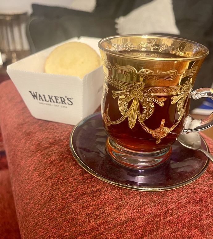 Çayın yanında bir şeyler tüketir misin yoksa çayı sade içmeyi mi mi seversin?