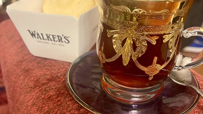 Çayın yanında bir şeyler tüketir misin yoksa çayı sade içmeyi mi mi seversin?