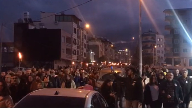 Hatay'da depremzedeler kaybettiği yakınları için sessiz yürüyüş gerçekleştirdi! Duygularınız neler?