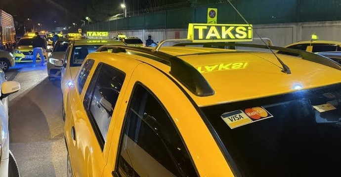 İzmirde taksiciyi öldüren kişi öldürülmüş sizce iyi oldumu?