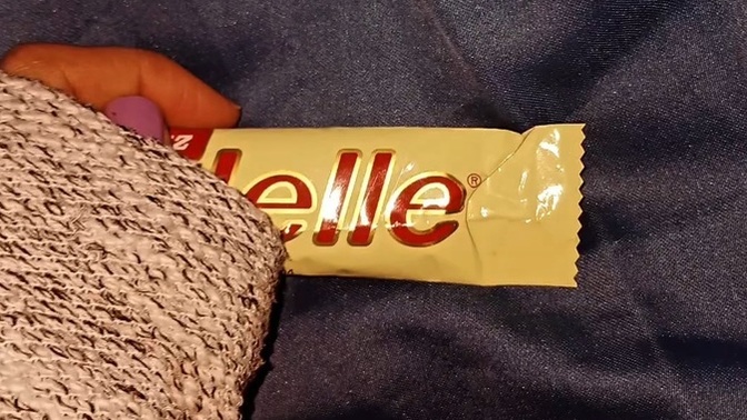 Sevgilinin aldığı çikolata poşetini saklamak da aşka dahil mi?