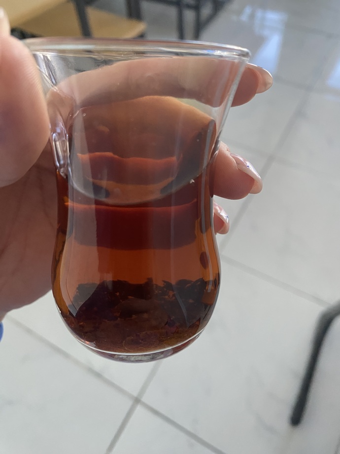 Kim çay içmeyi sever?