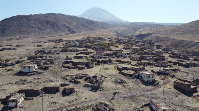 Bitlis, Siirt ve Şırnakın 3 köyünde sadece birer kişi yaşıyor. Siz tek başınıza koca köyde yaşayabilir miydiniz?