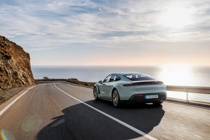 2025 Porsche Taycan tanıtılmış. Görünüşü nasıl duruyor sizce?
