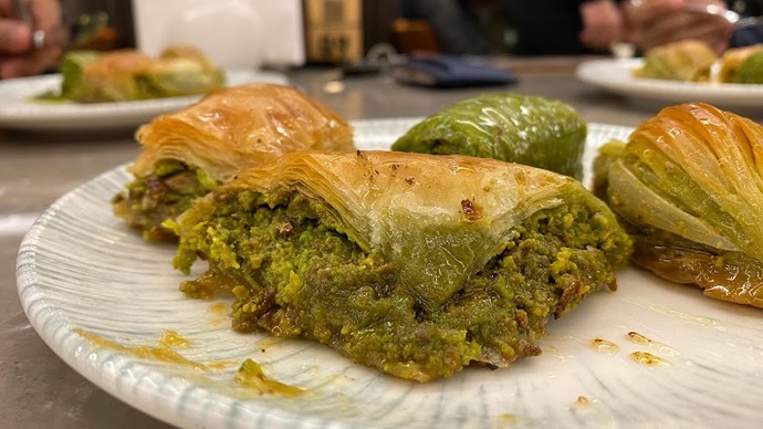 Yemek sonrası içilen çayı hangi tatlı tamamlar?