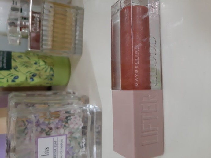 Kızlar sizce Maybelline Lifter gloss mu almalıyım yoksa Vinly çalkalanan rujlarından mi?
