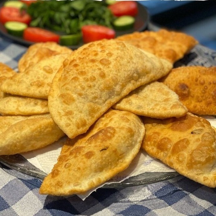 Çiğ börek yanına çay mı yoksa ayran mı iyi gider?