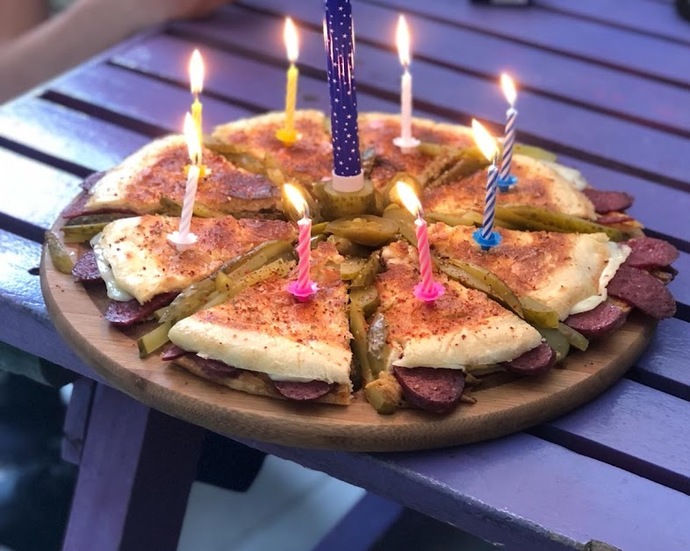 Doğum gününü pasta yerine bazlama tostla kutlasalardı tepkin ne olurdu?