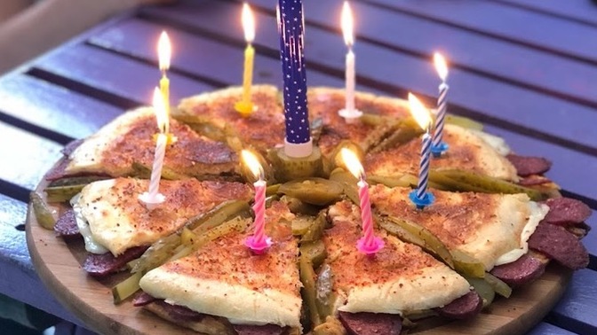 Doğum gününü pasta yerine bazlama tostla kutlasalardı tepkin ne olurdu?