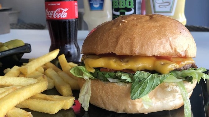 Sabah kahvaltıda bile yiyebilirim dediğin bir fastfood var mı?