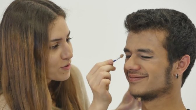 Kızlar neden sevgililerine makyaj yapmak ister?