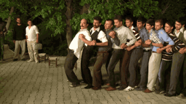 Bir ortamda hangi şarkıyı duyarsan dans etmeden duramazsın?