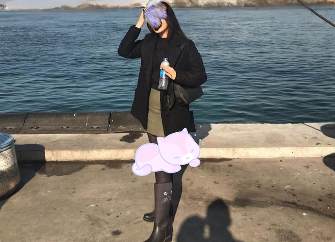 Çizmelerime bakan gülümsüyor, cidden o kadar komik mi))?