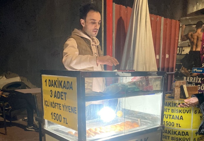 Üç adet köfte yiyene 1,500 TL ödül veriyorlarmış! Sokakta bu tarz bir yarışmaya denk geldiğinde katılma isteği geliyor mu?