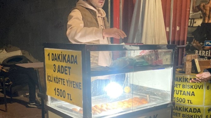 Üç adet köfte yiyene 1,500 TL ödül veriyorlarmış! Sokakta bu tarz bir yarışmaya denk geldiğinde katılma isteği geliyor mu?