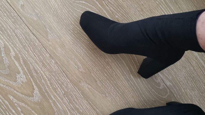 Bu botu üniversitede giysem abartı olur mu?