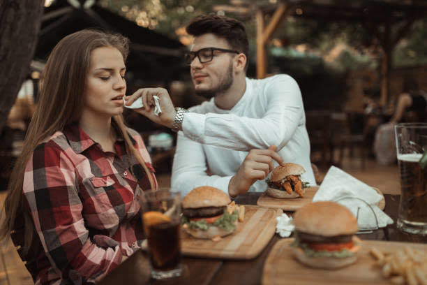 Sevgililer gününde dışarıda yemek yemek mi sizi daha çok cezbeder, sevdiceğinizin size kendi elleriyle yemek yapması mı?