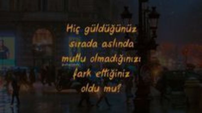 Gülüşünün sahte olduğunu fark ettin mi hiç?