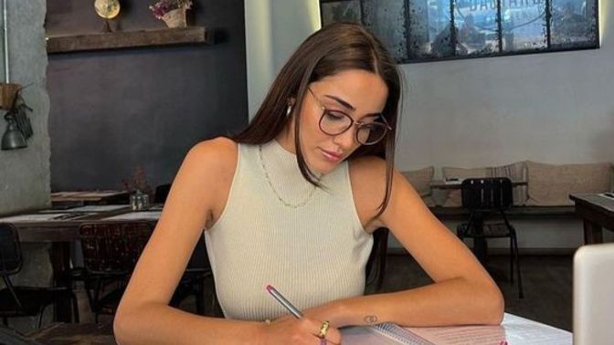 Erkek arkadaşlarım yok, çok gezen biri değilim, hayatıma herkesi almam. Sizce benimle evlenilir mi?