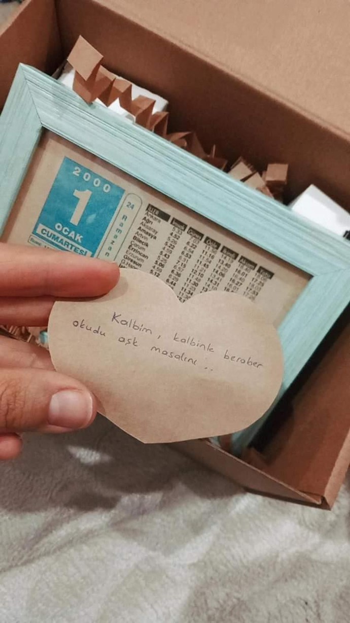 Sevgililer gününe sevgilime ışıklı küre ve doğduğu günün takvim yaprağını aldım beğenir mi sizce?