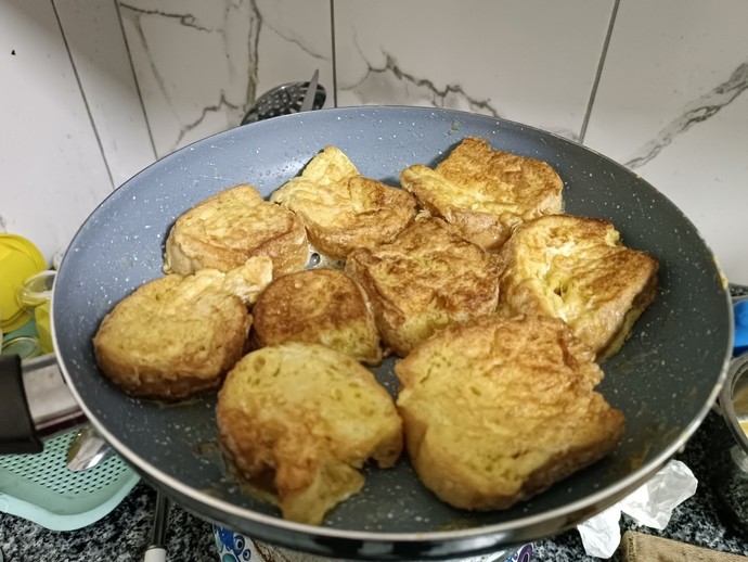 Kahvaltıda yumurtalı ekmek var mı?
